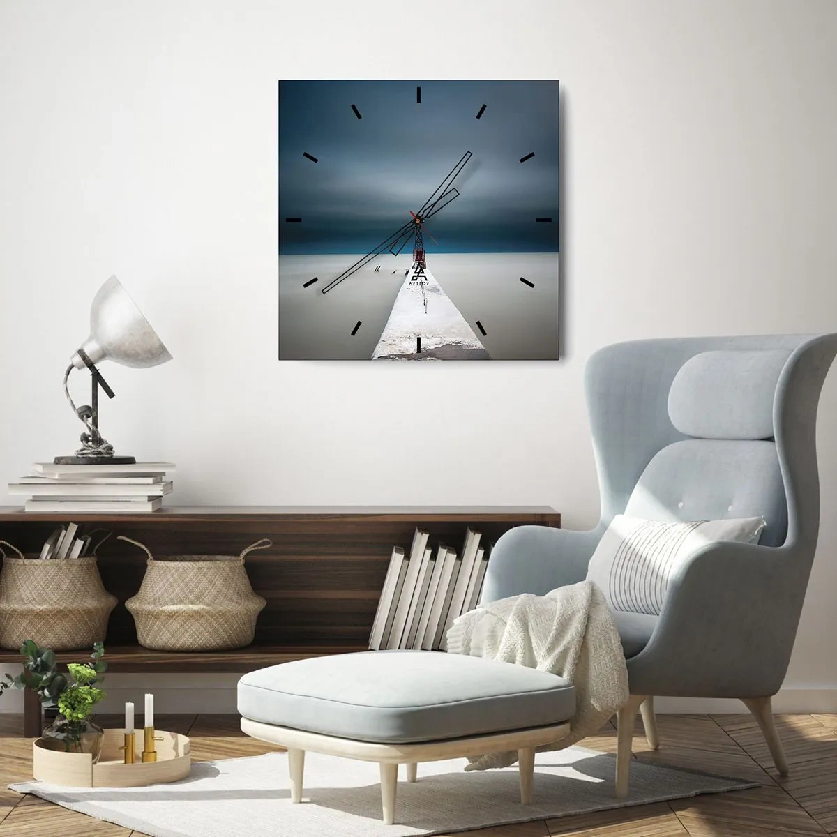 Zegar ścienny - Latarnia morska na końcu betonowego molo w surowym pejzażu - 30x30cm - Na spotkanie bezkresu - Nowoczesna dekoracja ścienna do salonu i sypialni ARTTOR