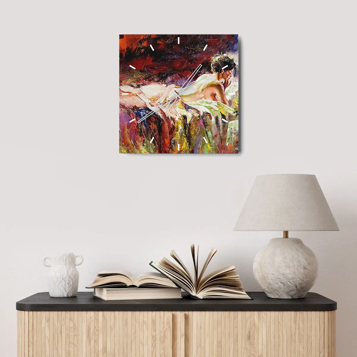 Zegar ścienny - Kobieta na tle abstrakcyjnych kolorów leżąca na łóżku - 30x30cm - Zamyślona Wenus - Nowoczesna dekoracja ścienna do salonu i sypialni ARTTOR