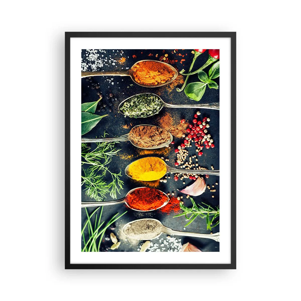 Plakat w czarnej ramie - Kolorowe przyprawy i zioła na metalowych łyżkach - 50x70cm - Kulinarna magia - Nowoczesna dekoracja ścienna do salonu i sypialni ARTTOR