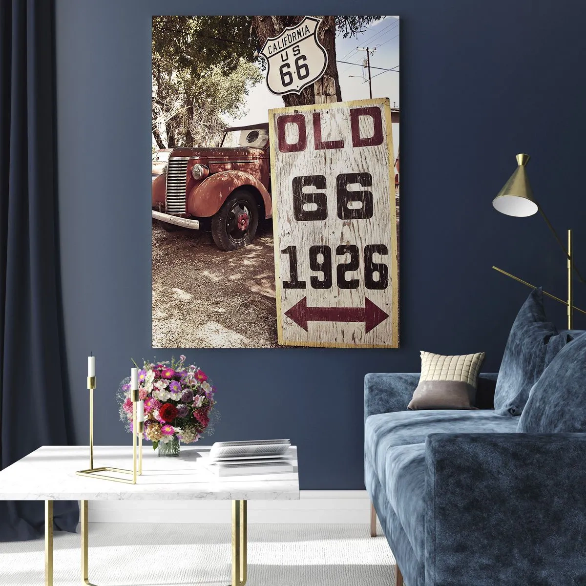 Obraz na szkle - Retro samochód i znak Route 66 w rustykalnym otoczeniu - 80x120cm - Legenda amerykanskiej prowincji - Nowoczesna dekoracja ścienna do salonu i sypialni ARTTOR