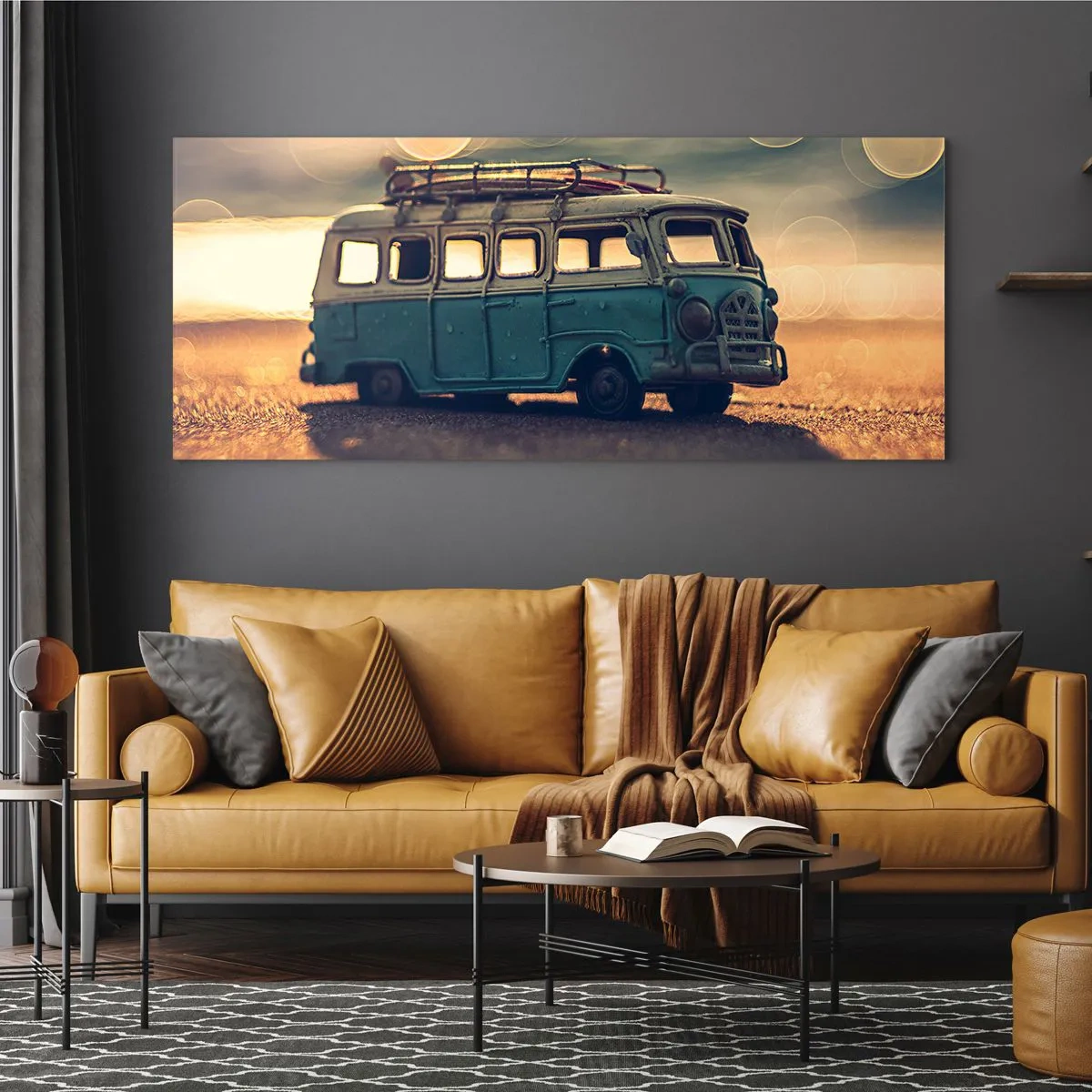 Obraz na szkle - Retro autobus na tle rozmytego światła - 120x50cm - Koniec bożków: pieniądza i pracy - Nowoczesna dekoracja ścienna do salonu i sypialni ARTTOR