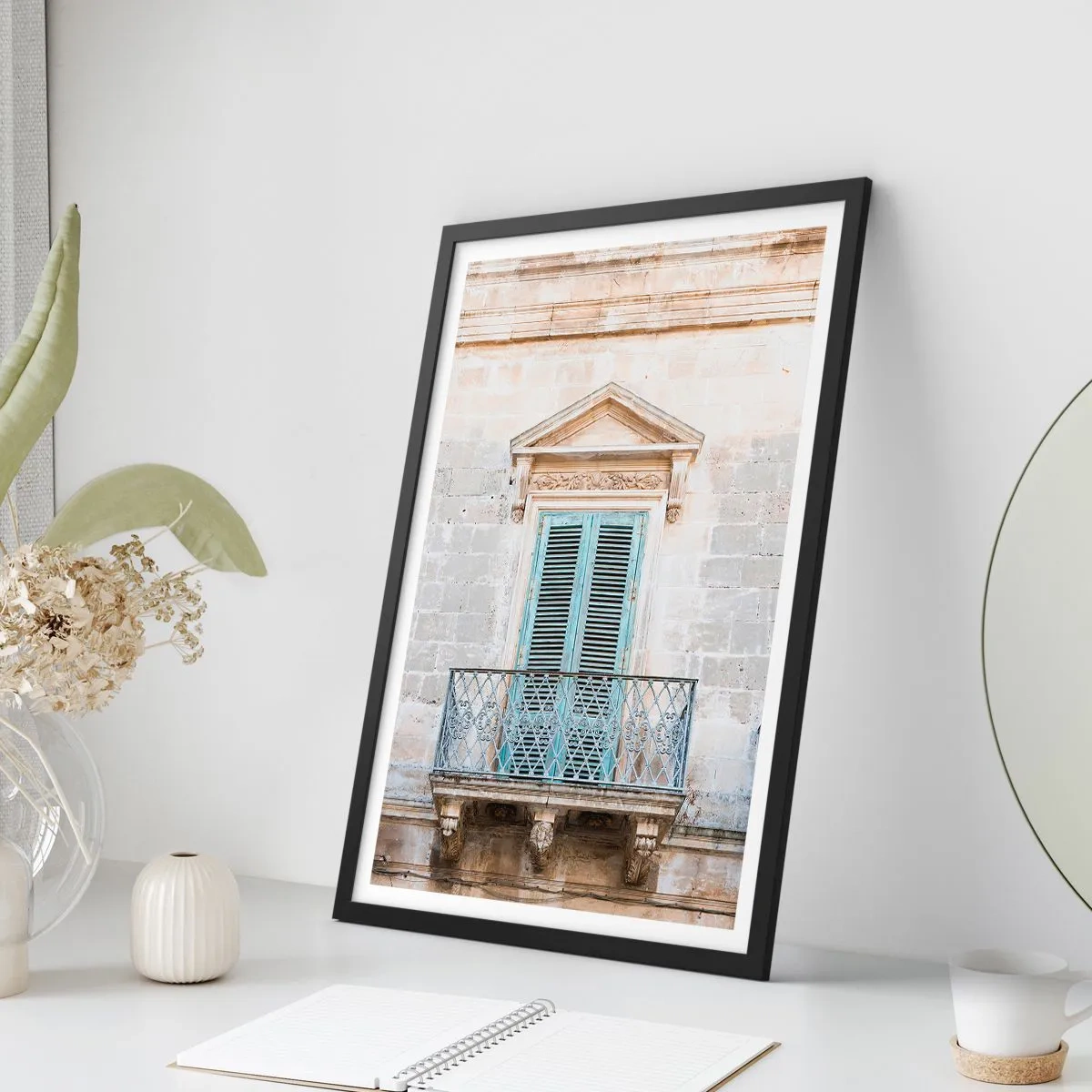 Plakat w czarnej ramie - Zabytkowy balkon z niebieskimi okiennicami w stylu śródziemnomorskim - 50x70cm - Niepowtarzalny urok Italii - Nowoczesna dekoracja ścienna do salonu i sypialni ARTTOR