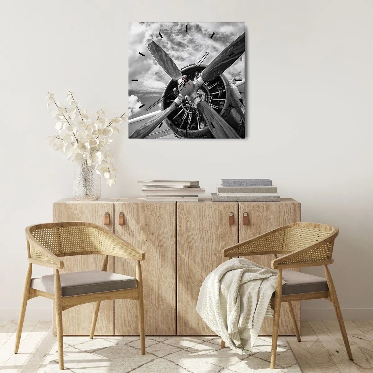 Zegar ścienny - Czarno-białe zdjęcie śmigła samolotu na tle dynamicznego nieba - 30x30cm - Pogromca przestworzy - Nowoczesna dekoracja ścienna do salonu i sypialni ARTTOR