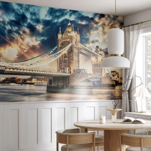 Fototapeta Premium Canvas - Tower Bridge o zmierzchu na tle dynamicznego nieba - 100x70cm - Pomnik wiktoriańskiego imperium - Nowoczesna dekoracja ścienna do salonu i sypialni ARTTOR