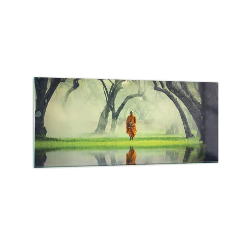 Obraz na szkle - Mnich w pomarańczowej szacie w lesie z mglistym tłem i odbiciem w wodzie - 120x50cm - W drodze do oświecenia - Nowoczesna dekoracja ścienna do salonu i sypialni ARTTOR