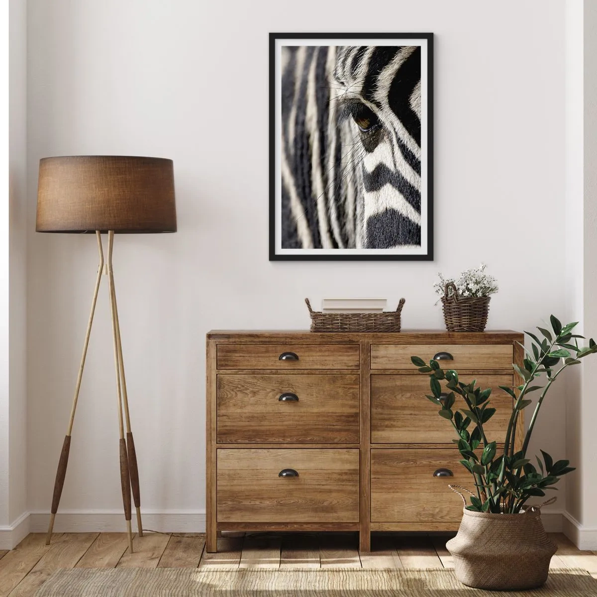 Plakat w czarnej ramie - Zbliżenie na oko zebry z charakterystycznym wzorem - 50x70cm - Portret w paski - Nowoczesna dekoracja ścienna do salonu i sypialni ARTTOR