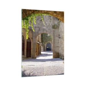 Obraz na szkle - Kamienna uliczka z łukami i pnączami w słonecznym świetle - 50x70cm - Zaraz pojawi się orszak - Nowoczesna dekoracja ścienna do salonu, kuchni i sypialni ARTTOR