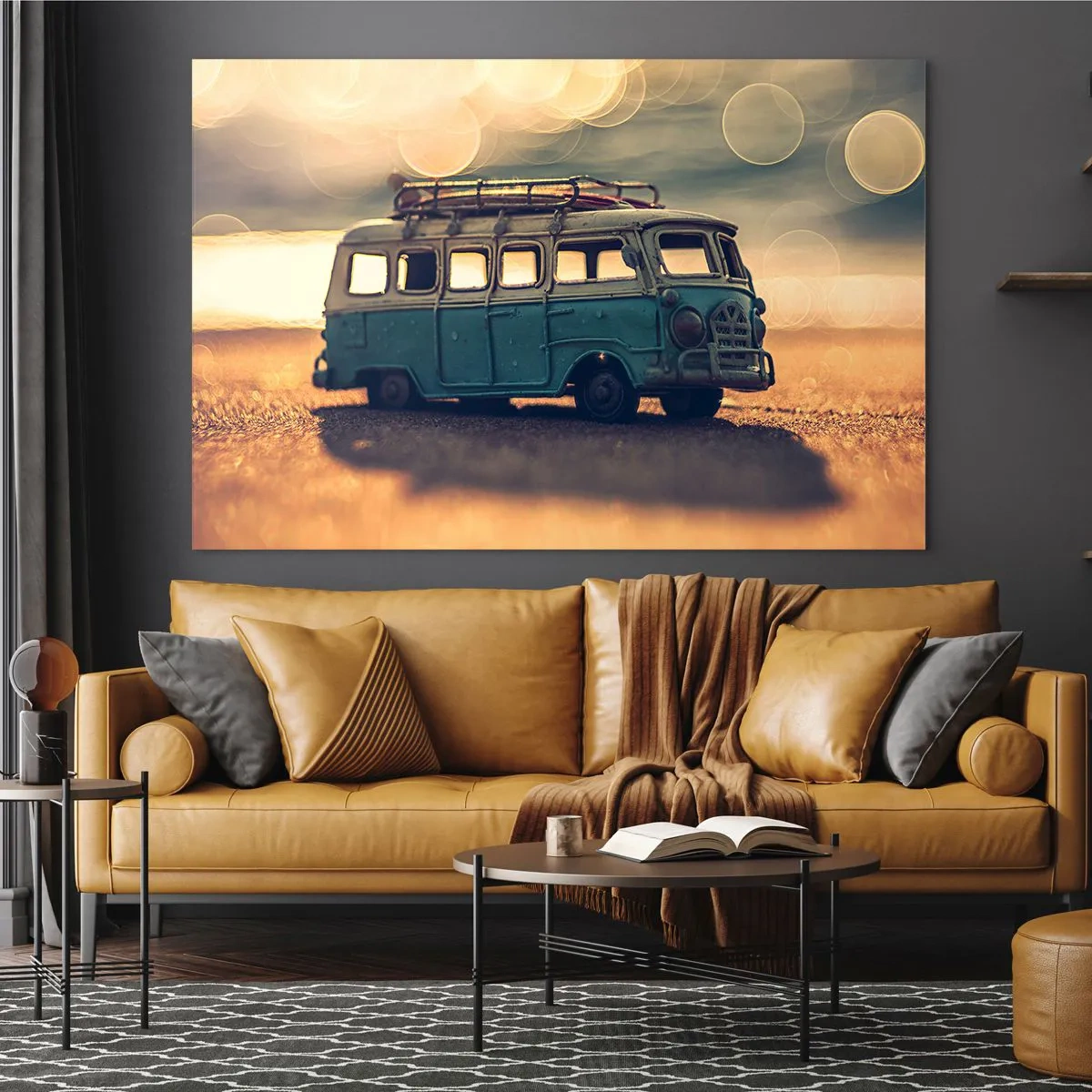 Obraz na szkle - Zabawka bus vintage na plaży o zachodzie słońca - 120x80cm - Koniec bożków: pieniądza i pracy - Nowoczesna dekoracja ścienna do salonu, kuchni i sypialni ARTTOR
