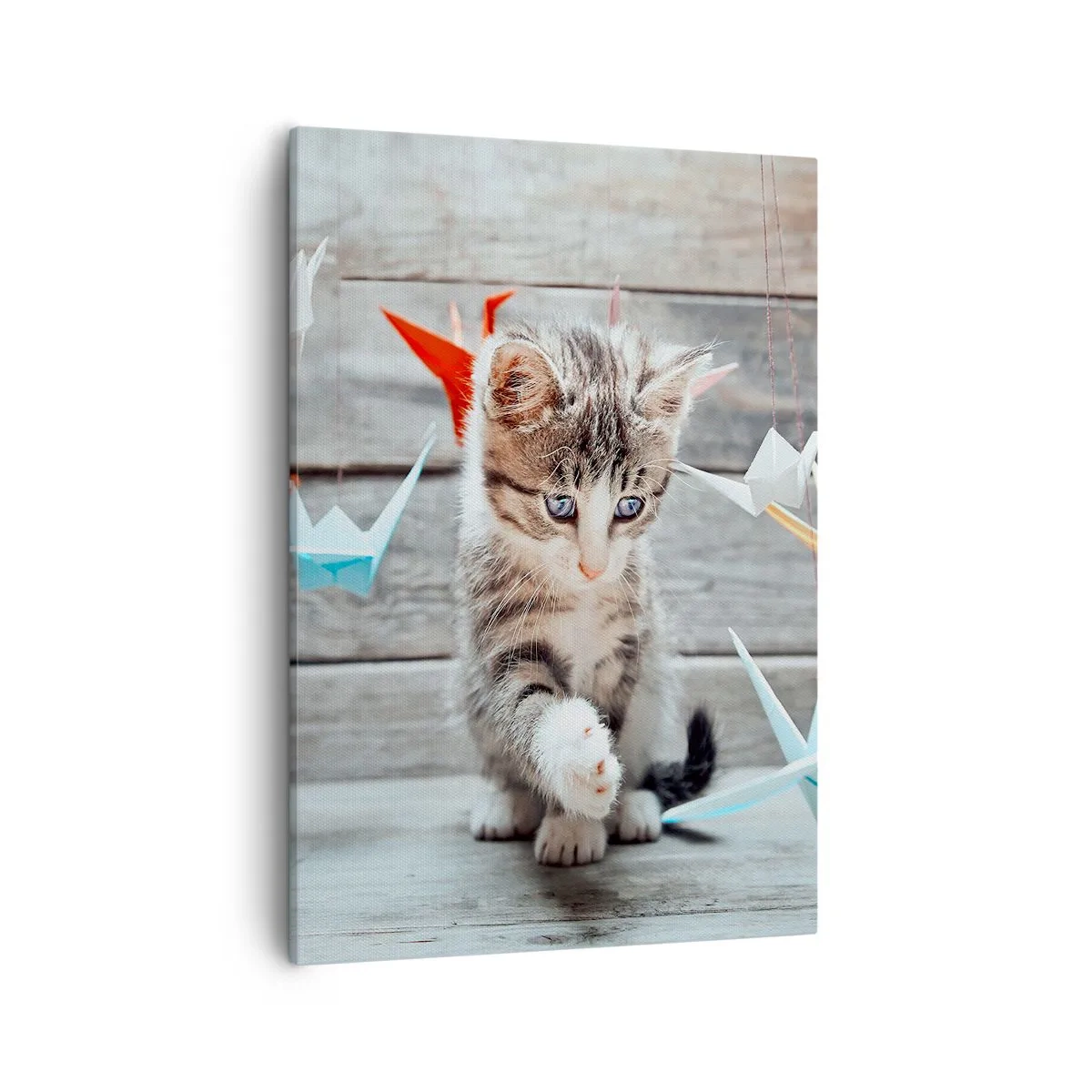 Obraz na płótnie - Kotek bawiący się papierowymi żurawiami na drewnianym tle - 50x70cm - Pierwsza lekcja - Nowoczesna dekoracja ścienna do salonu, kuchni i sypialni ARTTOR