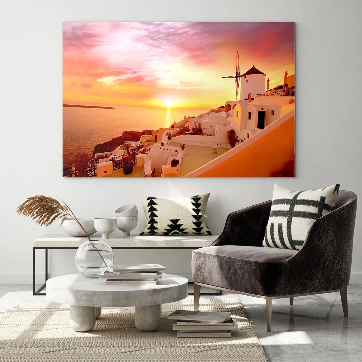 Obraz na szkle - Zachód słońca nad Santorini z białymi budynkami i wiatrakiem - 70x50cm - Rozpłynąć się w bieli i złocie - Nowoczesna dekoracja ścienna do salonu i sypialni ARTTOR