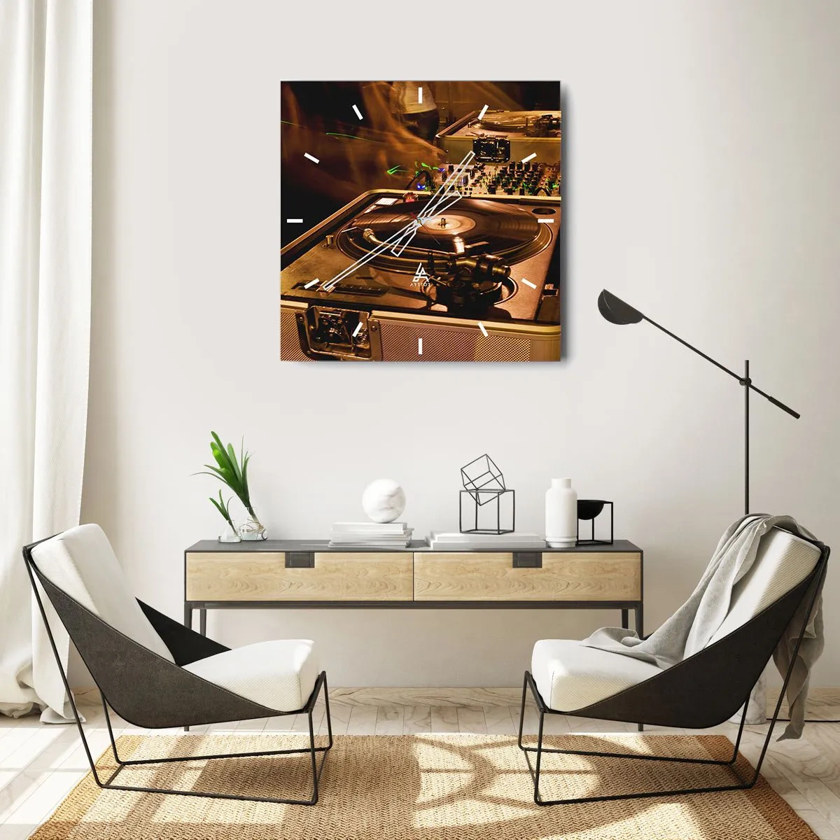 Zegar ścienny - Sprzęt DJ z gramofonem i mikserem podczas imprezy - 30x30cm - Czujesz tę moc? - Nowoczesna dekoracja ścienna do salonu i sypialni ARTTOR