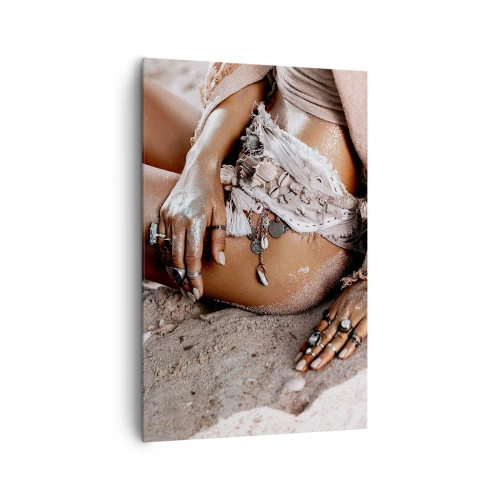 Obraz na płótnie - Kobieta w stylu boho na plaży z biżuterią - 80x120cm - Wyrzucona przez fale? - Nowoczesna dekoracja ścienna do salonu i sypialni ARTTOR