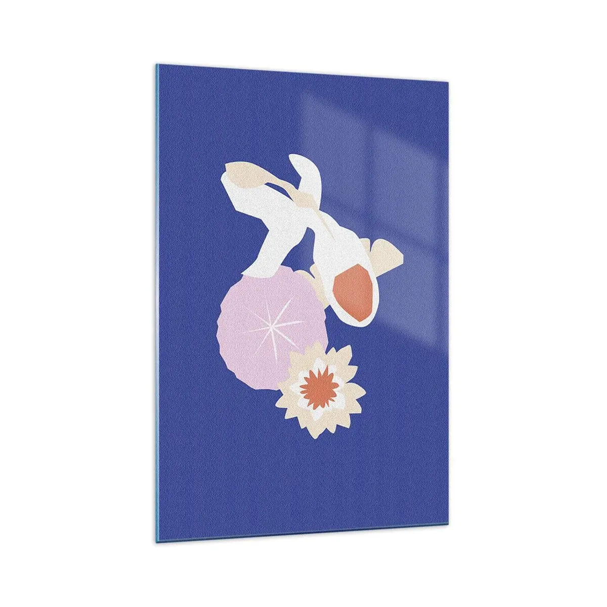 Obraz na szkle - Biała ryba z kwiatami na głębokim niebieskim tle w stylu minimalistycznym - 70x100cm - Kompozycja kwiatów i pąków - Nowoczesna dekoracja ścienna do salonu i sypialni ARTTOR