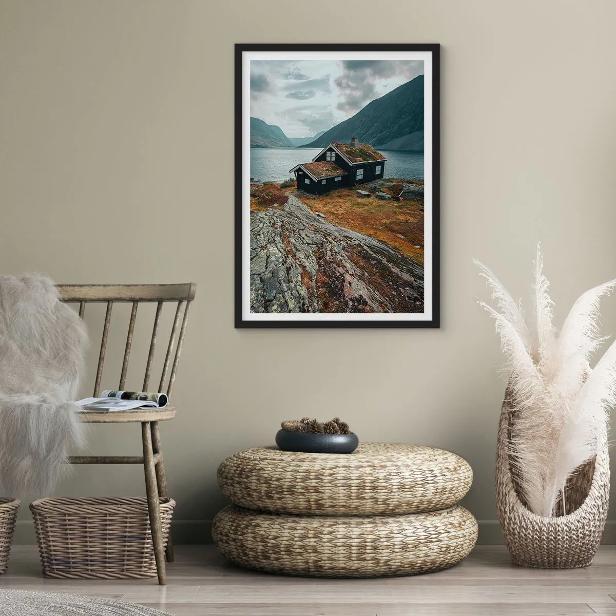 Plakat w czarnej ramie - Samotna chatka nad fiordem w surowym skandynawskim krajobrazie - 50x70cm - Letnisko nad fiordem - Nowoczesna dekoracja ścienna do salonu i sypialni ARTTOR