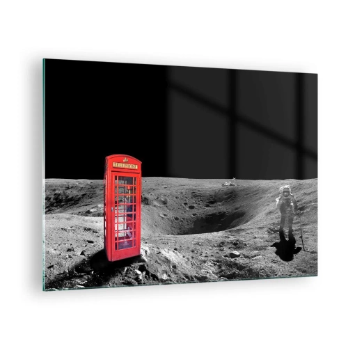 Obraz na szkle - Czerwona budka telefoniczna na powierzchni Księżyca z astronautą - 70x50cm - Kosmiczny żart - Nowoczesna dekoracja ścienna do salonu i sypialni ARTTOR