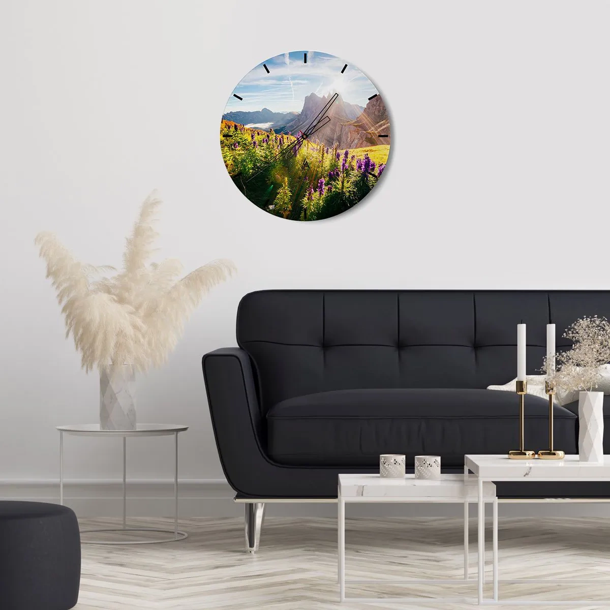 Zegar ścienny - Pole kwiatów w górskim krajobrazie oświetlone słońcem - 30x30cm - Sekretne życie ziół - Nowoczesna dekoracja ścienna do salonu, kuchni i sypialni ARTTOR