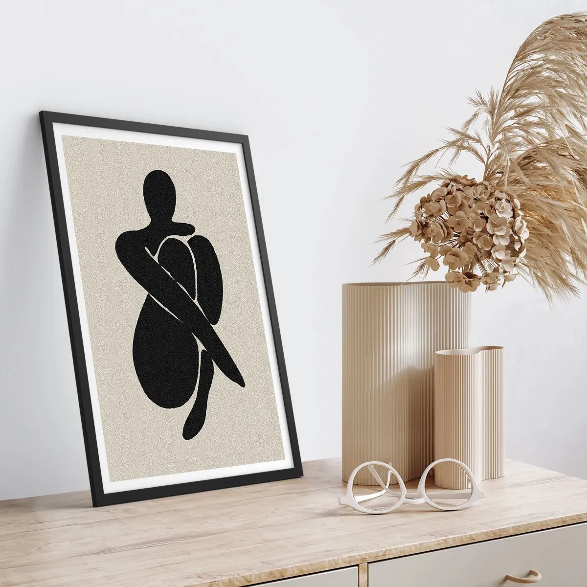 Plakat w czarnej ramie - Abstrakcyjna figura w pozie z ramionami obejmującymi ciało, czarno-biała ilustracja - 50x70cm - We własnych objęciach - Nowoczesna dekoracja ścienna do salonu i sypialni ARTTOR