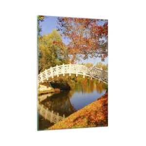 Obraz na szkle - Mostek w parku otoczony jesiennymi liśćmi nad spokojną wodą - 80x120cm - Na białym mostku westchnień - Nowoczesna dekoracja ścienna do salonu i sypialni ARTTOR