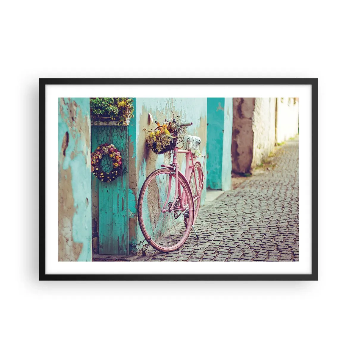 Plakat w czarnej ramie - Różowy rower przy turkusowych drzwiach - 70x50cm - Zaraz wracam - Nowoczesna dekoracja ścienna do salonu i sypialni ARTTOR
