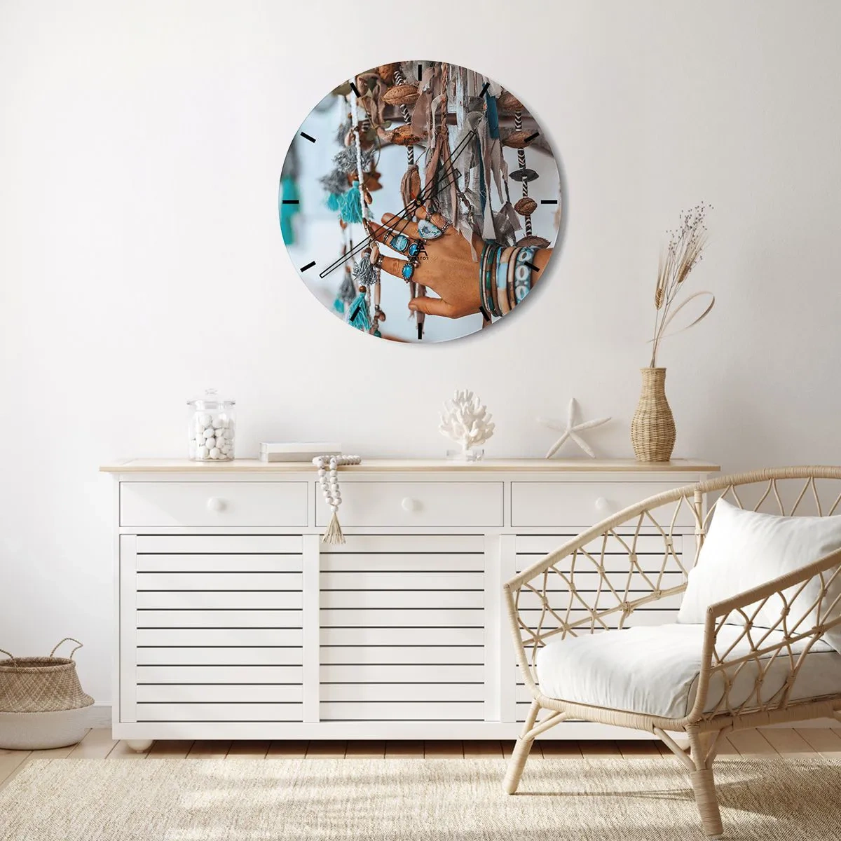 Zegar ścienny - Dłoń ozdobiona biżuterią wśród rękodzieła boho - 30x30cm - Lokalne skarby - Nowoczesna dekoracja ścienna do salonu, kuchni i sypialni ARTTOR