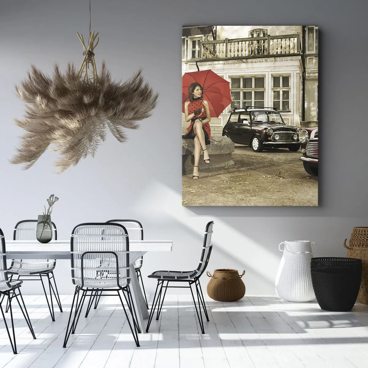 Obraz na płótnie - Kobieta z czerwonym parasolem przy klasycznym samochodzie - 50x70cm - Minipodróż sentymentalna - Nowoczesna dekoracja ścienna do salonu, kuchni i sypialni ARTTOR