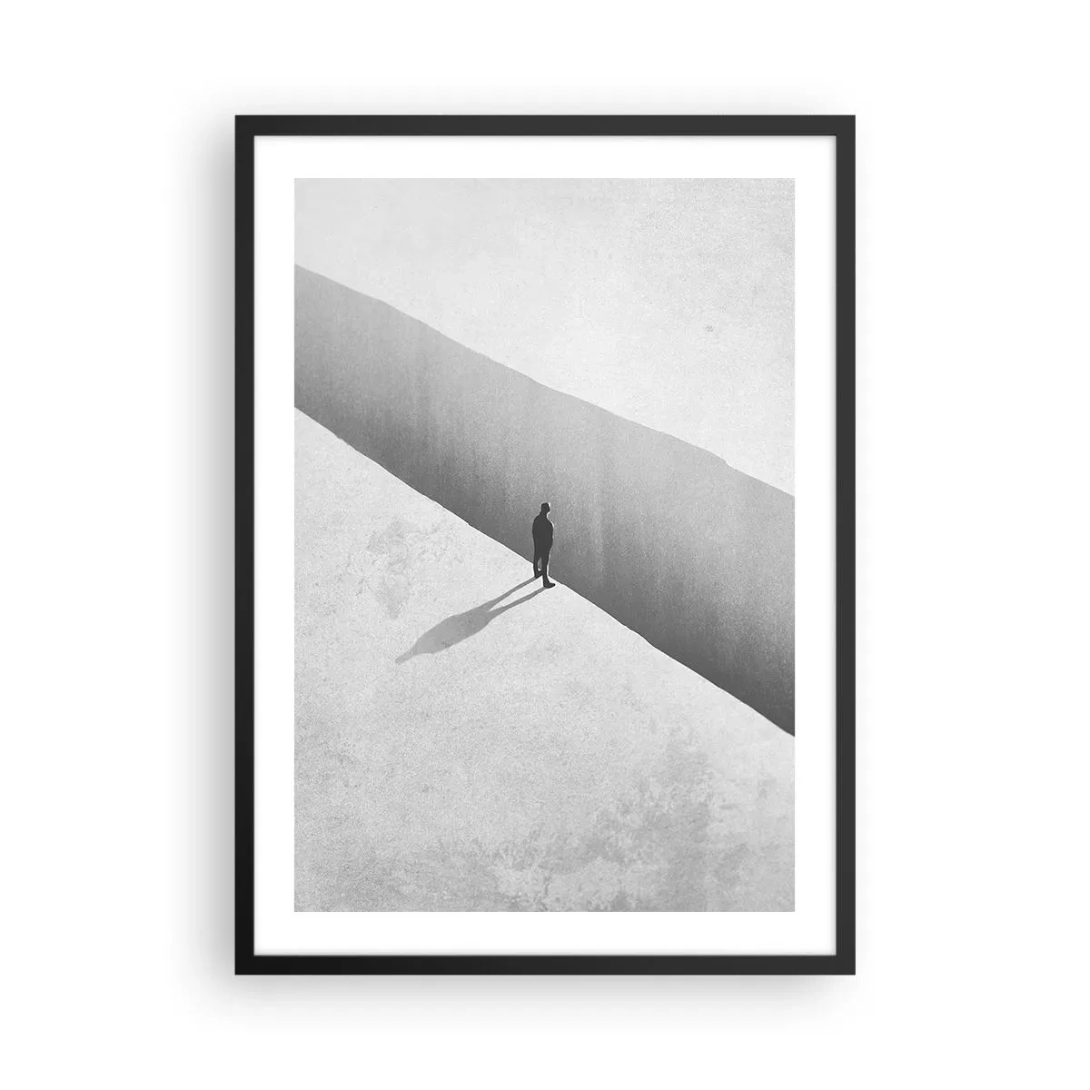 Plakat w czarnej ramie - Postać stojąca nad przepaścią w monochromatycznej scenerii - 50x70cm - Jasny cel - Nowoczesna dekoracja ścienna do salonu i sypialni ARTTOR