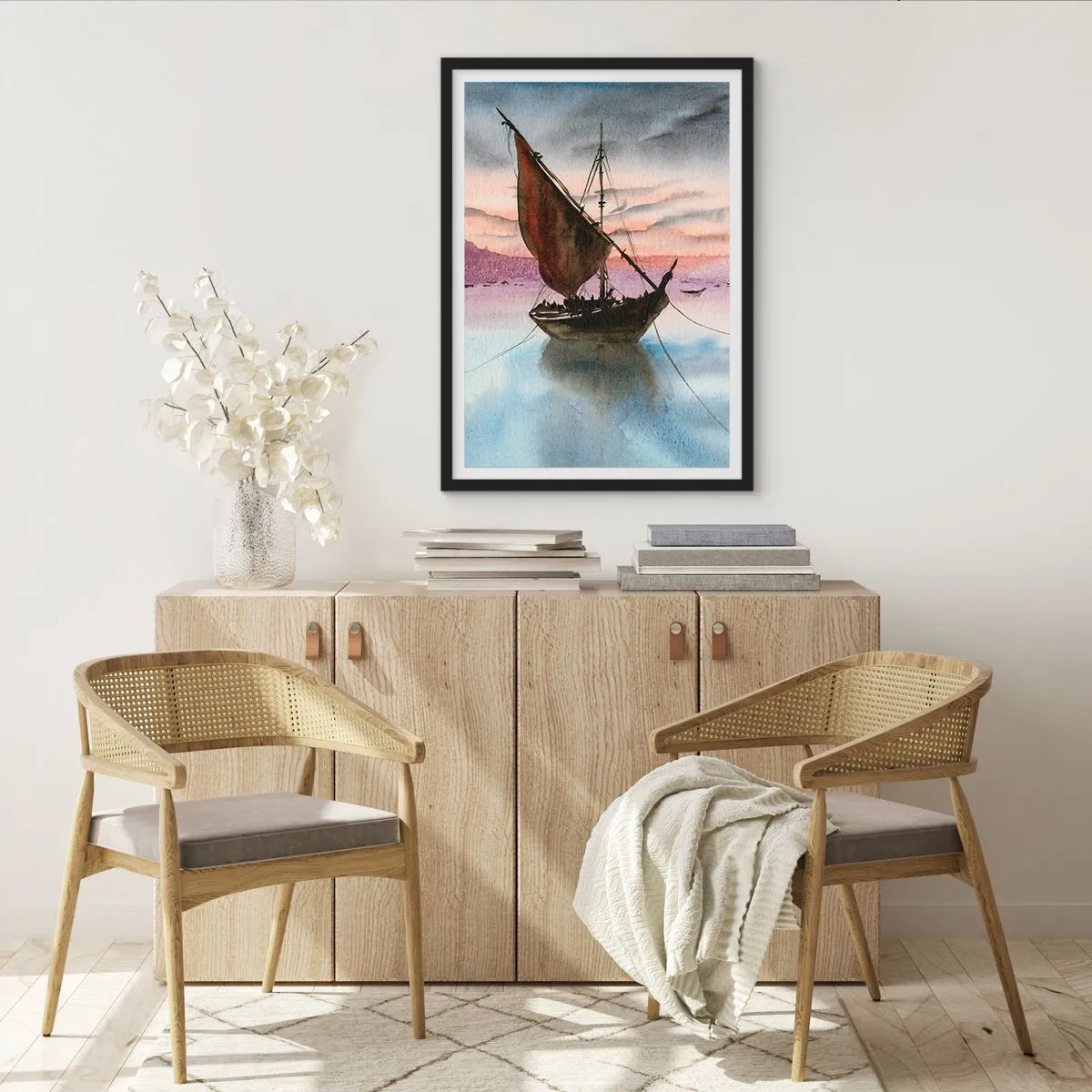 Plakat w czarnej ramie - Żaglowiec na spokojnej wodzie w świetle zachodu słońca - 50x70cm - Wieczór w porcie - Nowoczesna dekoracja ścienna do salonu i sypialni ARTTOR