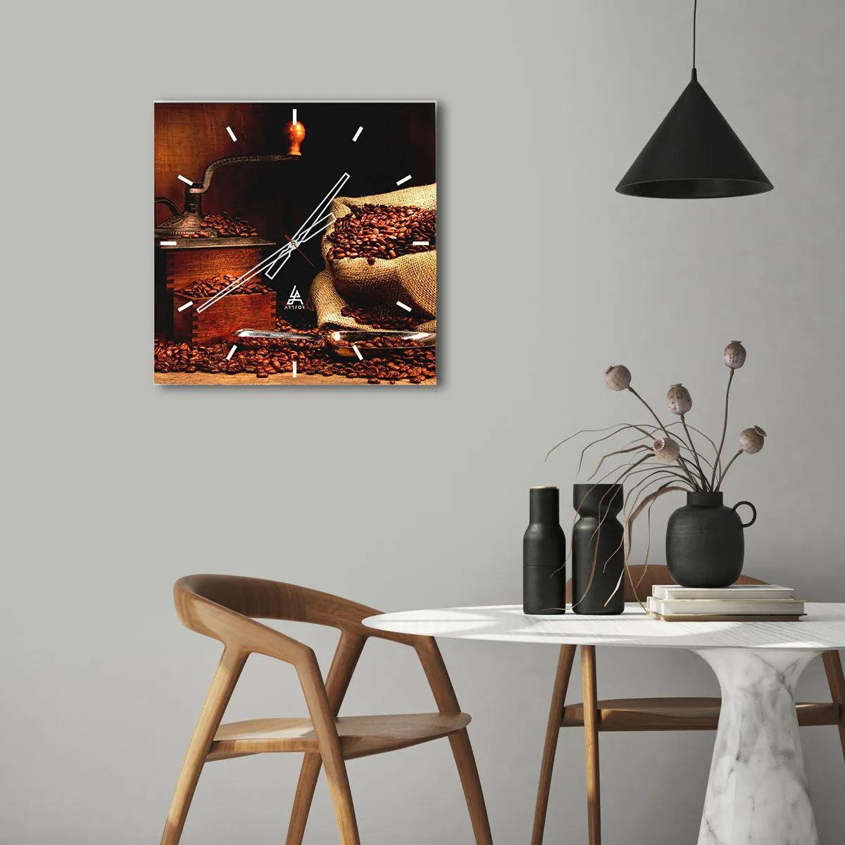 Zegar ścienny - Stary młynek do kawy z ziarnami i workiem w rustykalnym stylu - 30x30cm - Martwa natura z ziarnami kawy i młynkiem - Nowoczesna dekoracja ścienna do salonu i sypialni ARTTOR