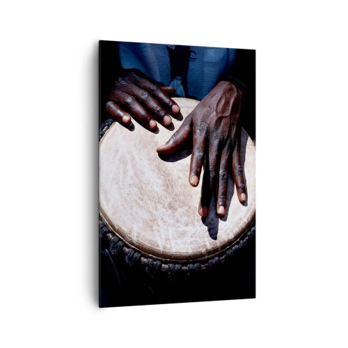 Obraz na płótnie - Ręce grające na bębnie djembe w dynamicznej kompozycji - 80x120cm - Żyj w swoim rytmie - Nowoczesna dekoracja ścienna do salonu i sypialni ARTTOR