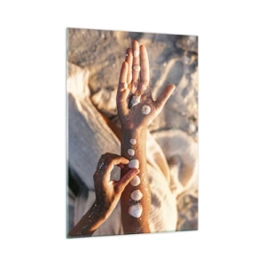 Obraz na szkle - Dłonie dziecka z muszelkami na tle piasku i tkaniny - 50x70cm - Piękno w zasięgu ręki - Nowoczesna dekoracja ścienna do salonu, kuchni i sypialni ARTTOR