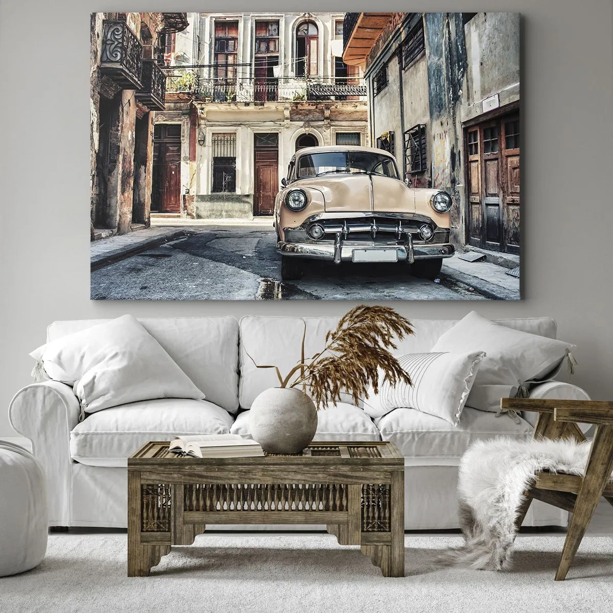 Obraz na płótnie - Klasyczny samochód na tle miejskiej architektury - 70x50cm - Sjesta w Hawanie - Nowoczesna dekoracja ścienna do salonu i sypialni ARTTOR
