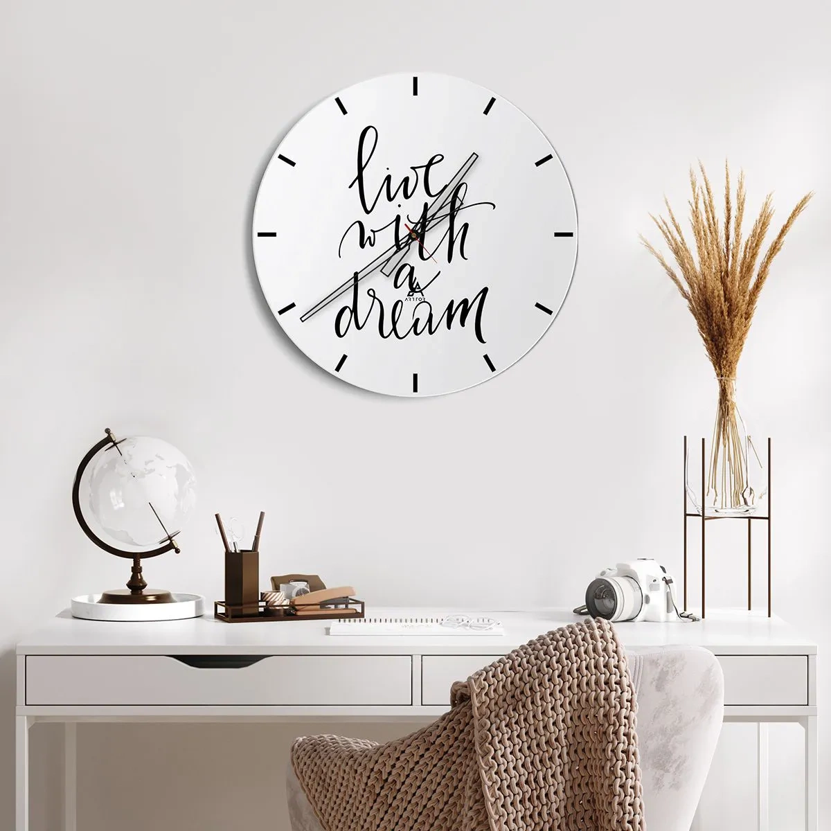 Zegar ścienny - Minimalistyczny napis w czerni na białym tle - 30x30cm - Of course - Nowoczesna dekoracja ścienna do salonu, kuchni i sypialni ARTTOR