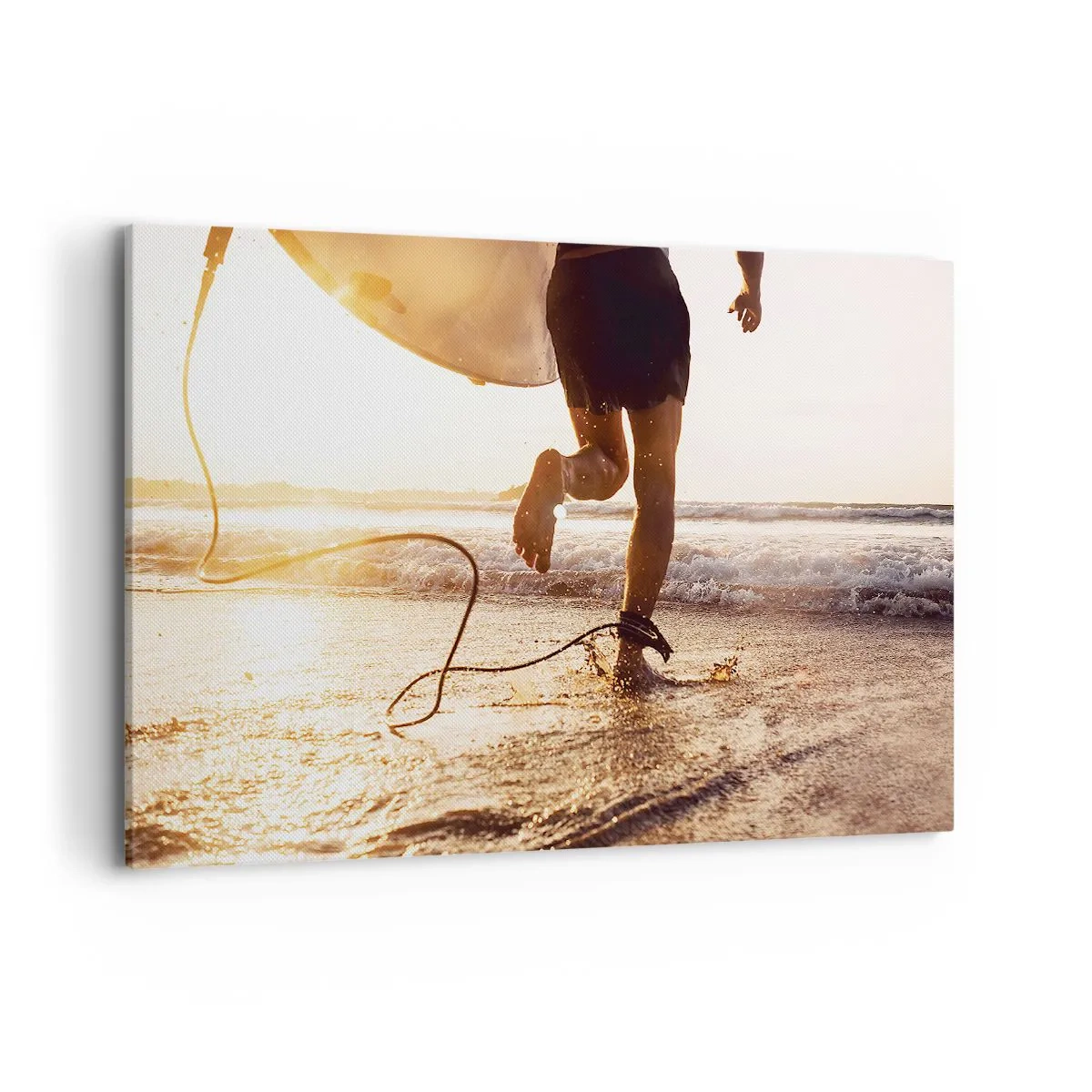 Obraz na płótnie - Surfer biegnący po plaży z deską w blasku słońca - 120x80cm - Na spotkanie fali - Nowoczesna dekoracja ścienna do salonu, kuchni i sypialni ARTTOR