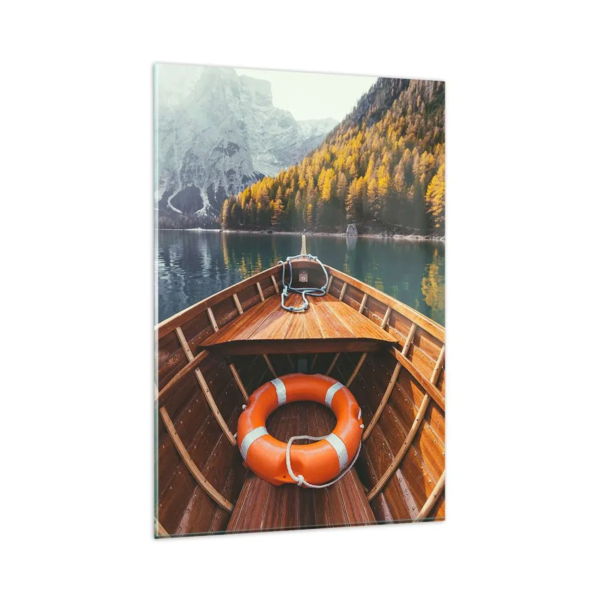 Obraz na szkle - Drewniana łódź na górskim jeziorze otoczonym lasem - 80x120cm - Górska wycieczka - Nowoczesna dekoracja ścienna do salonu i sypialni ARTTOR