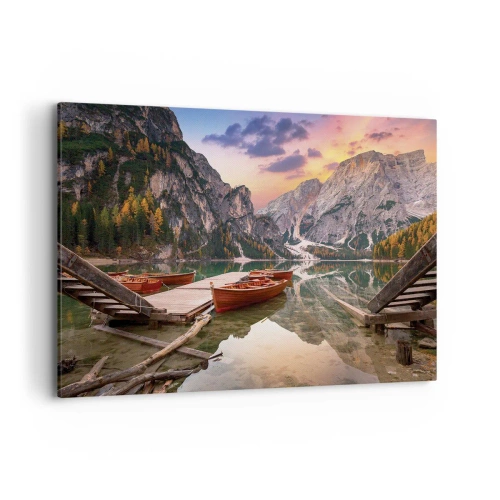 Obraz na płótnie - Górskie jezioro z łodziami o zachodzie słońca - 100x70cm - Obietnica dnia - Nowoczesna dekoracja ścienna do salonu, kuchni i sypialni ARTTOR