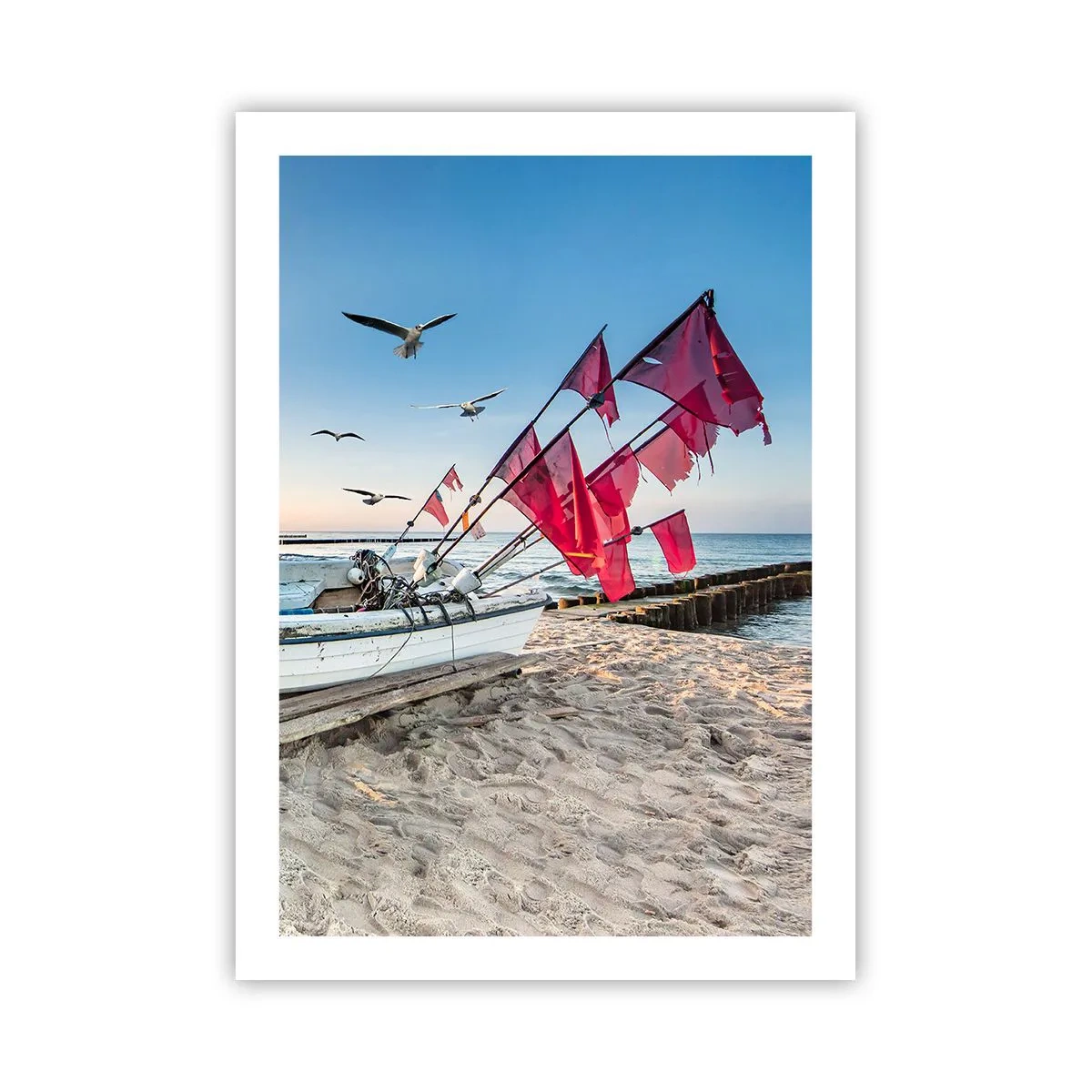 Plakat - Łódź rybacka z czerwonymi flagami na plaży - 50x70cm - Zasłużony odpoczynek - Nowoczesna dekoracja ścienna do salonu, kuchni i sypialni ARTTOR