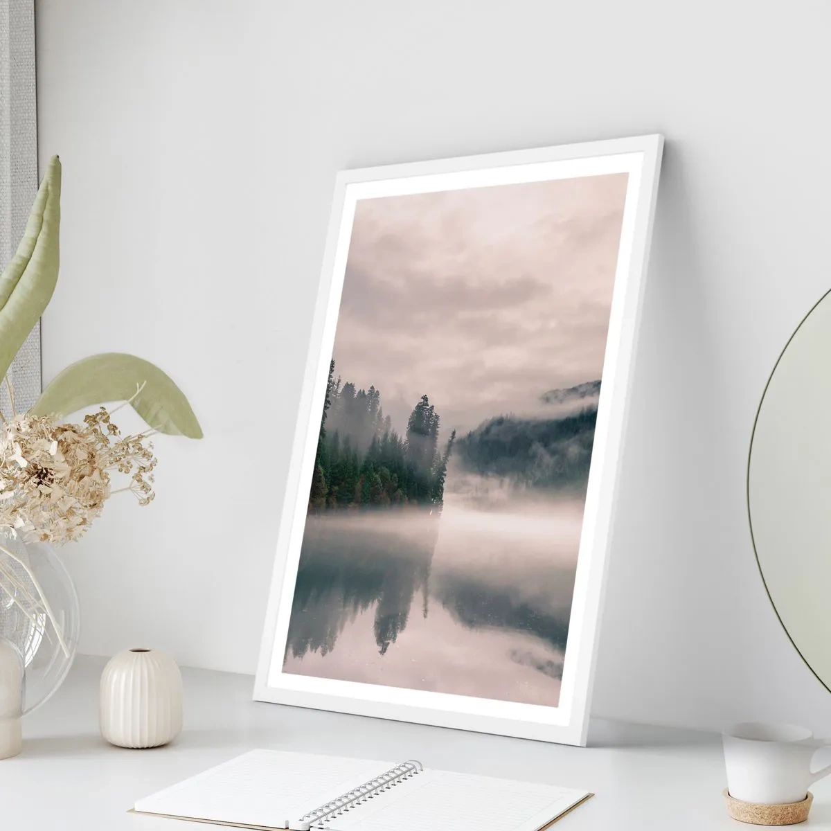 Plakat w białej ramie - W zadumie, we mgle - 70x100 cm