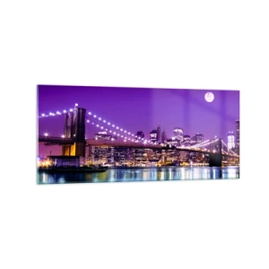 Obraz na szkle - Brooklyn Bridge nocą z podświetlonym miastem i pełnią księżyca - 120x50cm - Światła wielkiego miasta we fiolecie - Nowoczesna dekoracja ścienna do salonu i sypialni ARTTOR