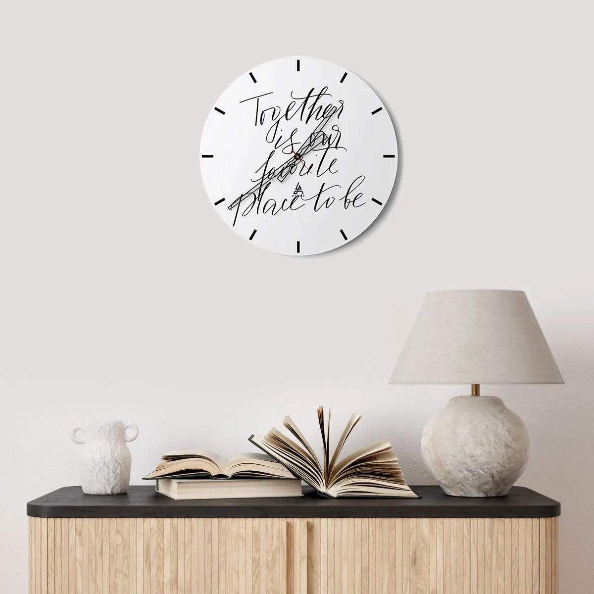 Zegar ścienny - Cytat 'Together is our favorite place to be' na tle białego zegara - 30x30cm - Też to czujesz? - Nowoczesna dekoracja ścienna do salonu, kuchni i sypialni ARTTOR