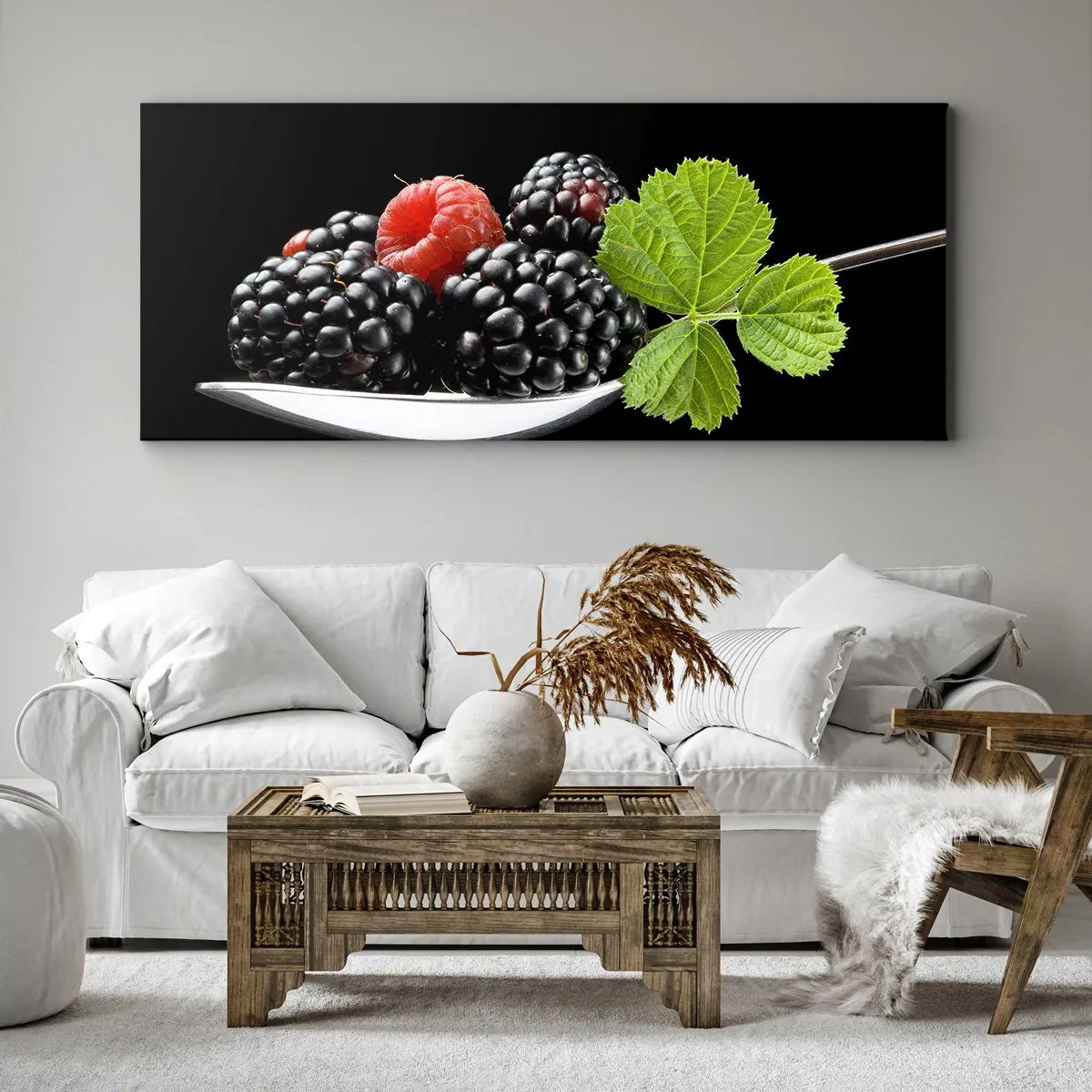 Obraz na płótnie - Jeżyny i maliny na łyżeczce z listkiem na czarnym tle - 120x50cm - Smak świeżości - Nowoczesna dekoracja ścienna do salonu i sypialni ARTTOR