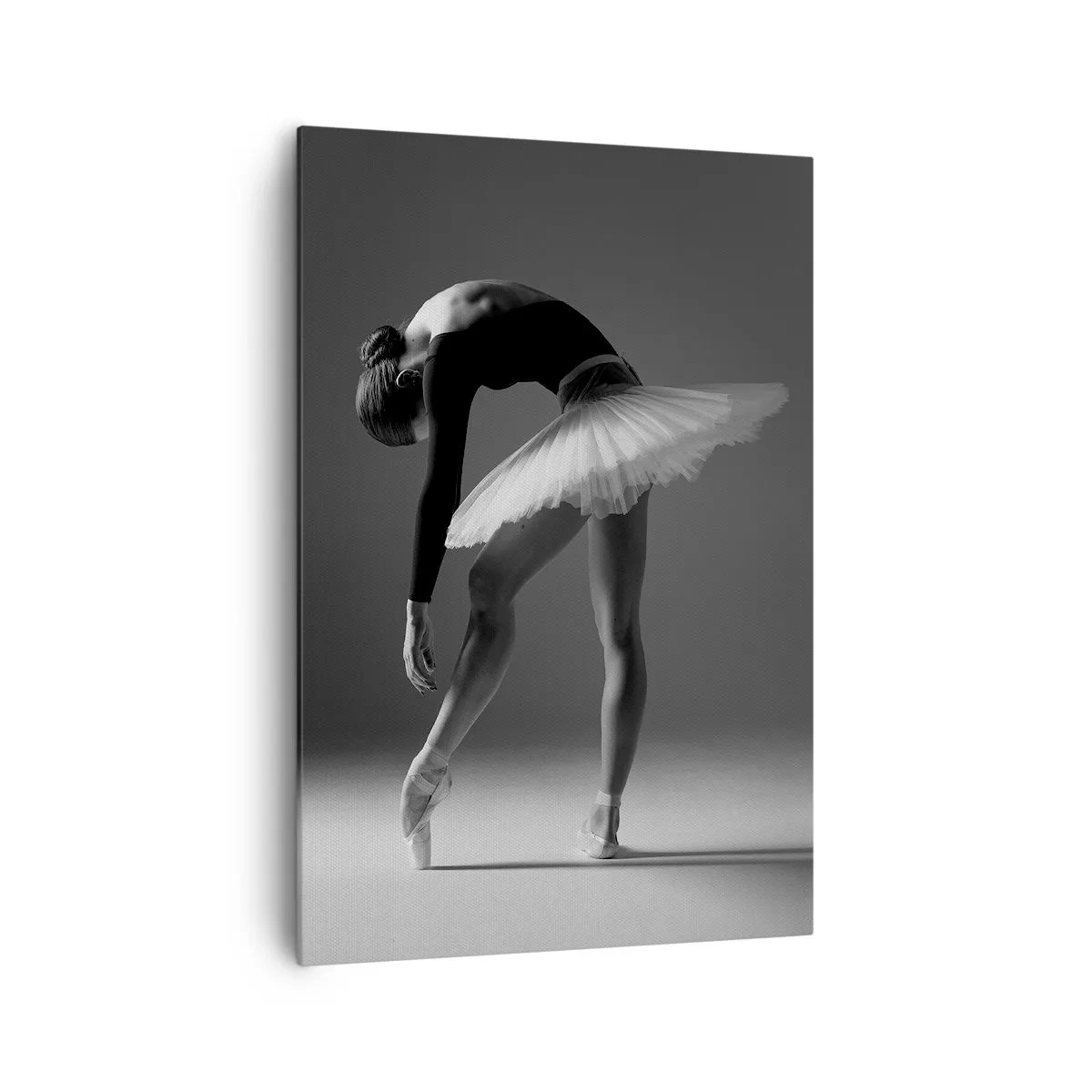 Obraz na płótnie - Baletnica w eleganckiej pozie na czarno-białym tle - 70x100cm - Bella balerina - Nowoczesna dekoracja ścienna do salonu i sypialni ARTTOR