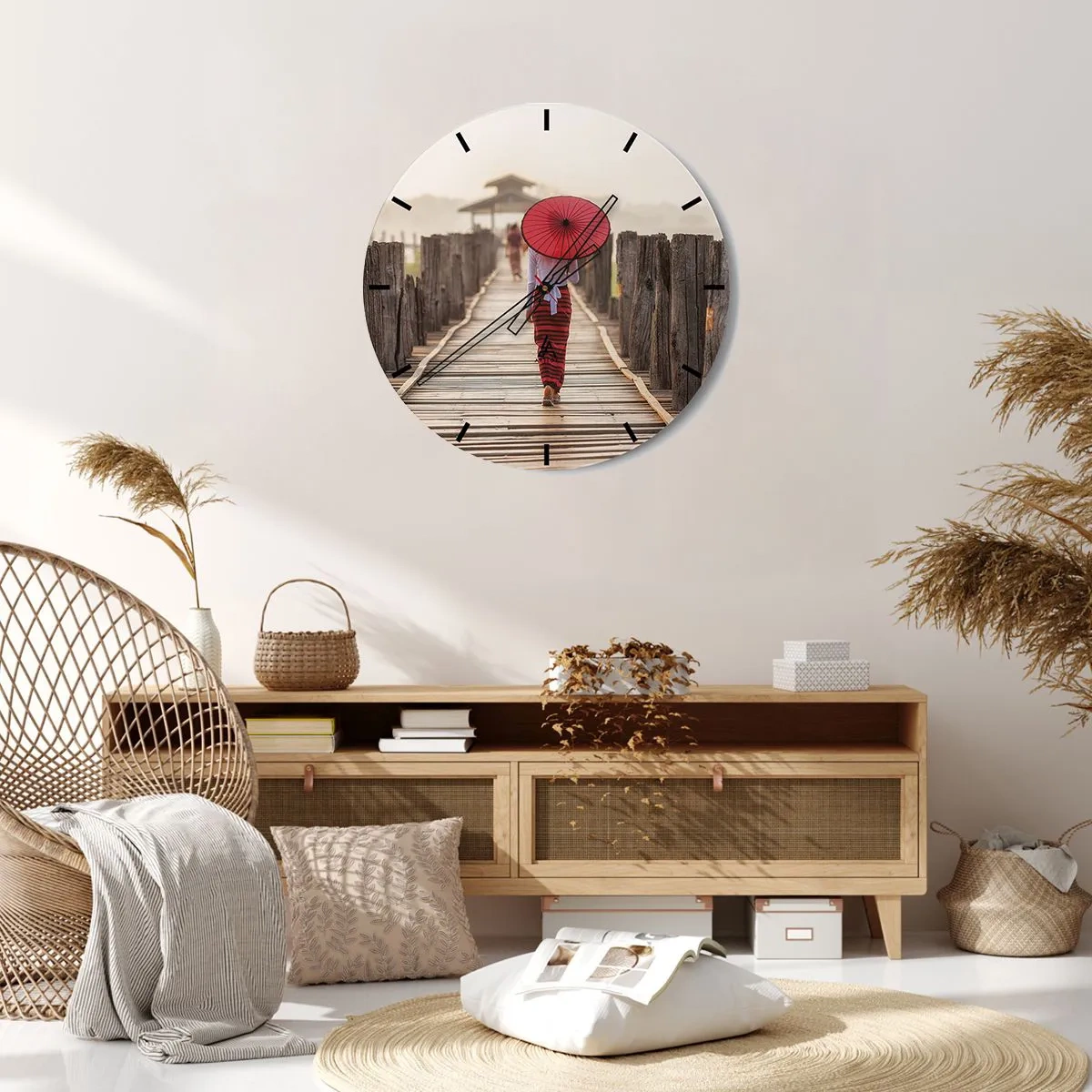 Zegar ścienny - Kobieta z czerwonym parasolem na drewnianym moście - 30x30cm - Na starym moście - Nowoczesna dekoracja ścienna do salonu, kuchni i sypialni ARTTOR