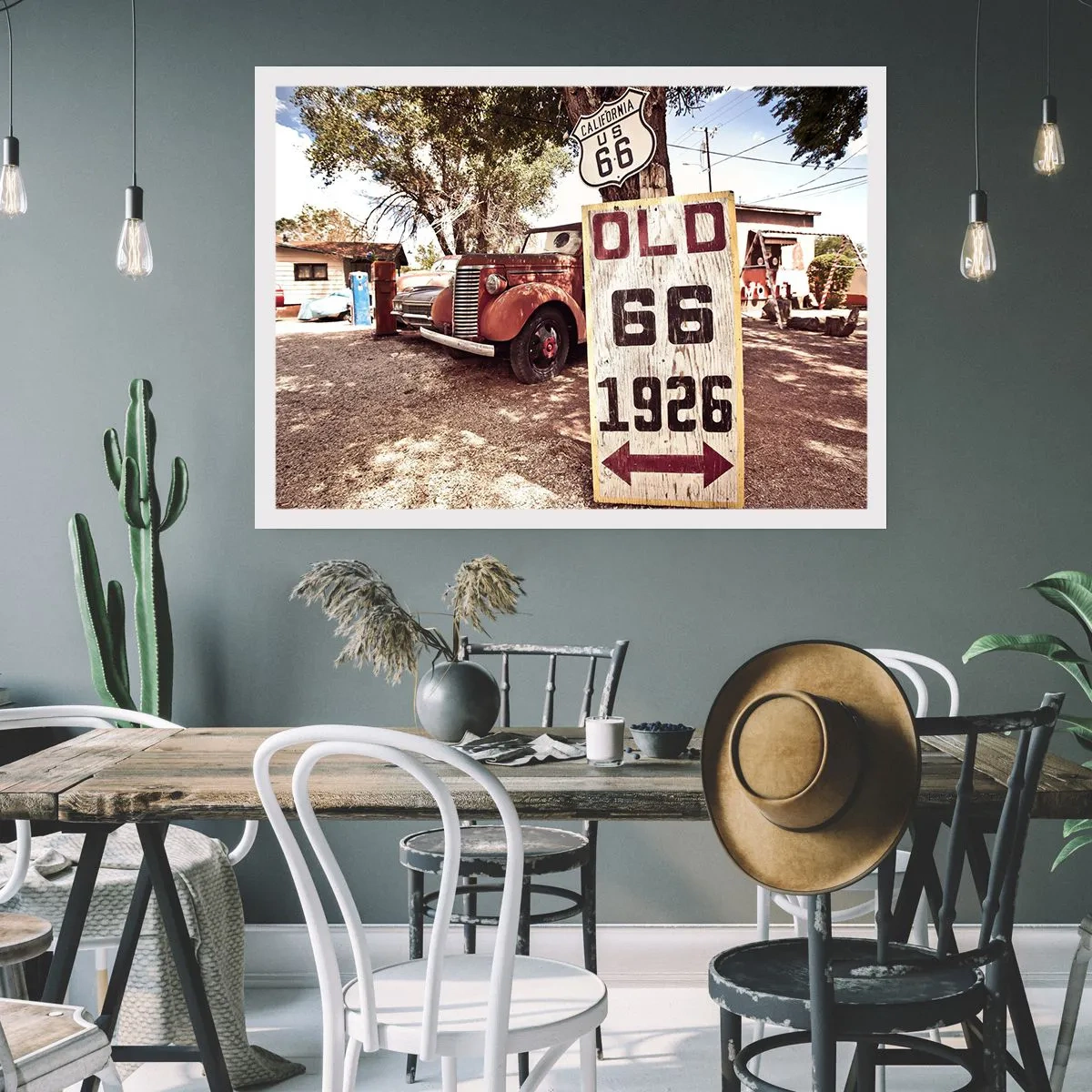 Plakat - Retro samochód i znak Route 66 w rustykalnym otoczeniu - 100x70cm - Legenda amerykanskiej prowincji - Nowoczesna dekoracja ścienna do salonu i sypialni ARTTOR