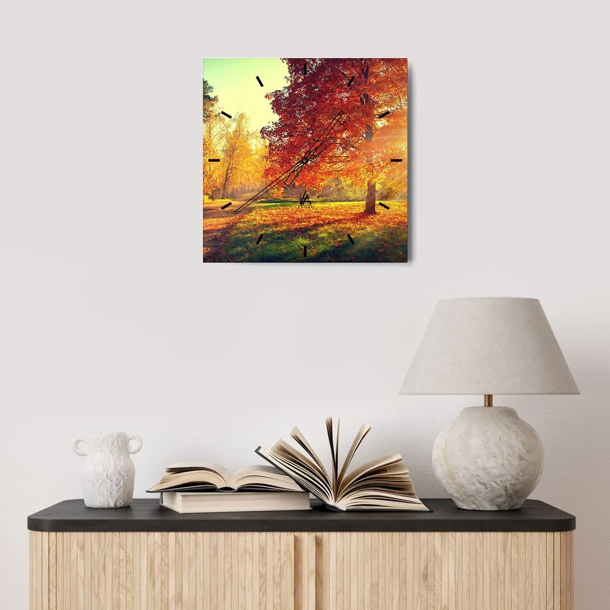 Zegar ścienny - Jesienny park oświetlony promieniami słońca - 30x30cm - Rude jest piękne - Nowoczesna dekoracja ścienna do salonu i sypialni ARTTOR