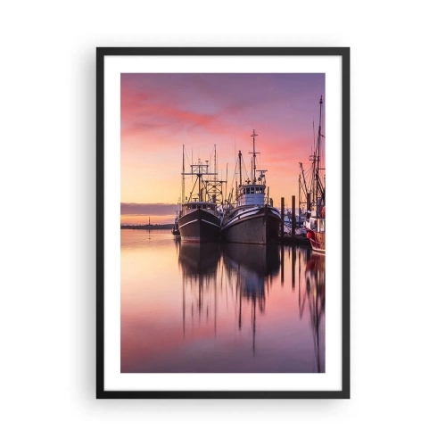 Plakat w czarnej ramie - Statki rybackie w porcie o zachodzie słońca - 50x70cm - Przed kolejnym dniem - Nowoczesna dekoracja ścienna do salonu i sypialni ARTTOR