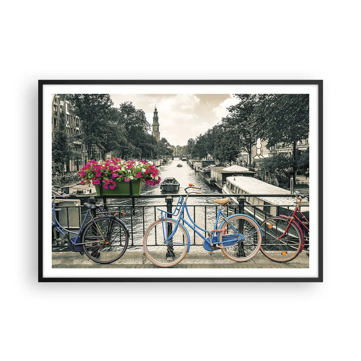 Plakat w czarnej ramie - Most z rowerami i kwiatami nad kanałem w Amsterdamie - 100x70cm - Kolory amsterdamskiej ulicy - Nowoczesna dekoracja ścienna do salonu i sypialni ARTTOR