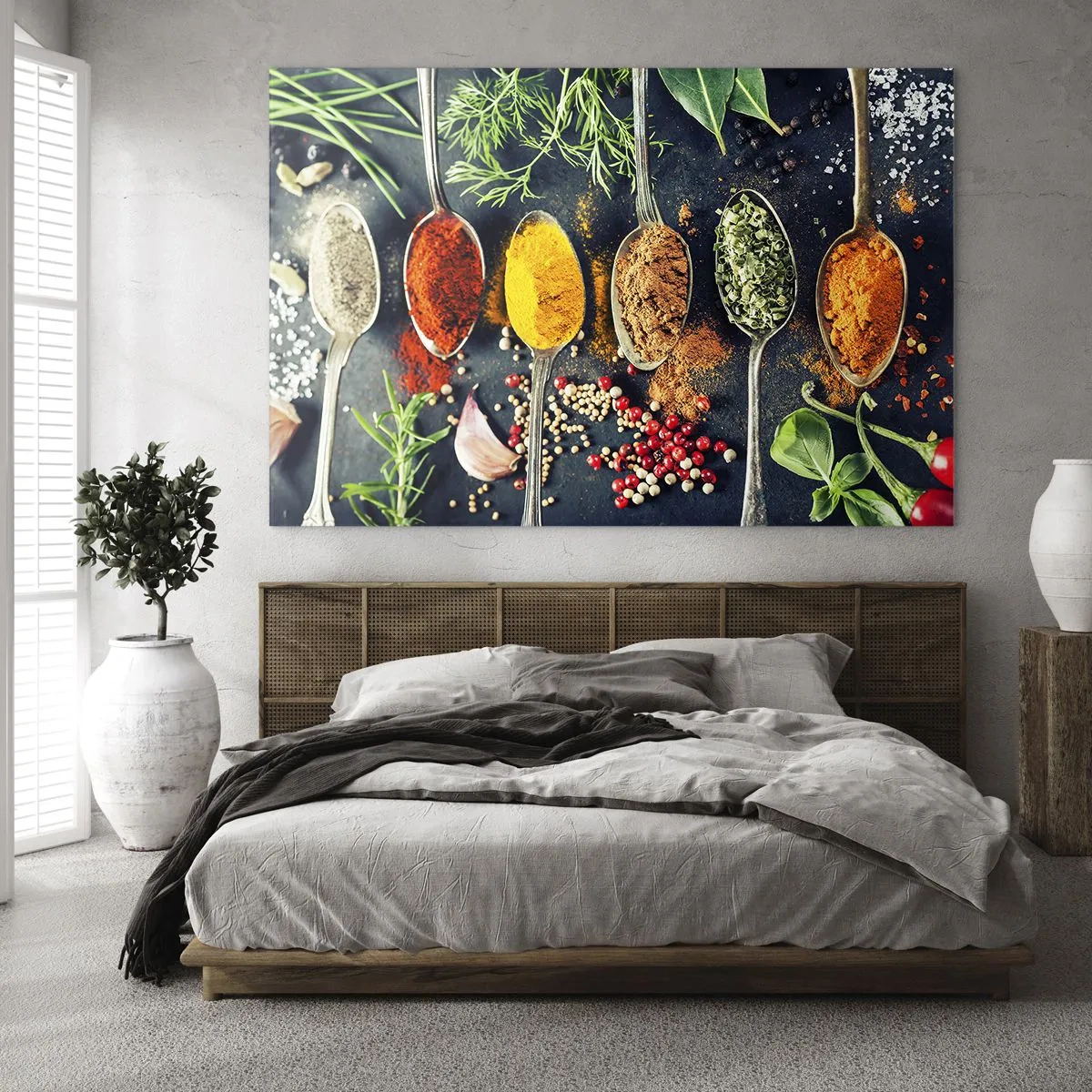 Obraz na szkle - Kolorowe przyprawy w łyżkach otoczone świeżymi ziołami i warzywami - 120x80cm - Kulinarna magia - Nowoczesna dekoracja ścienna do salonu, kuchni i sypialni ARTTOR