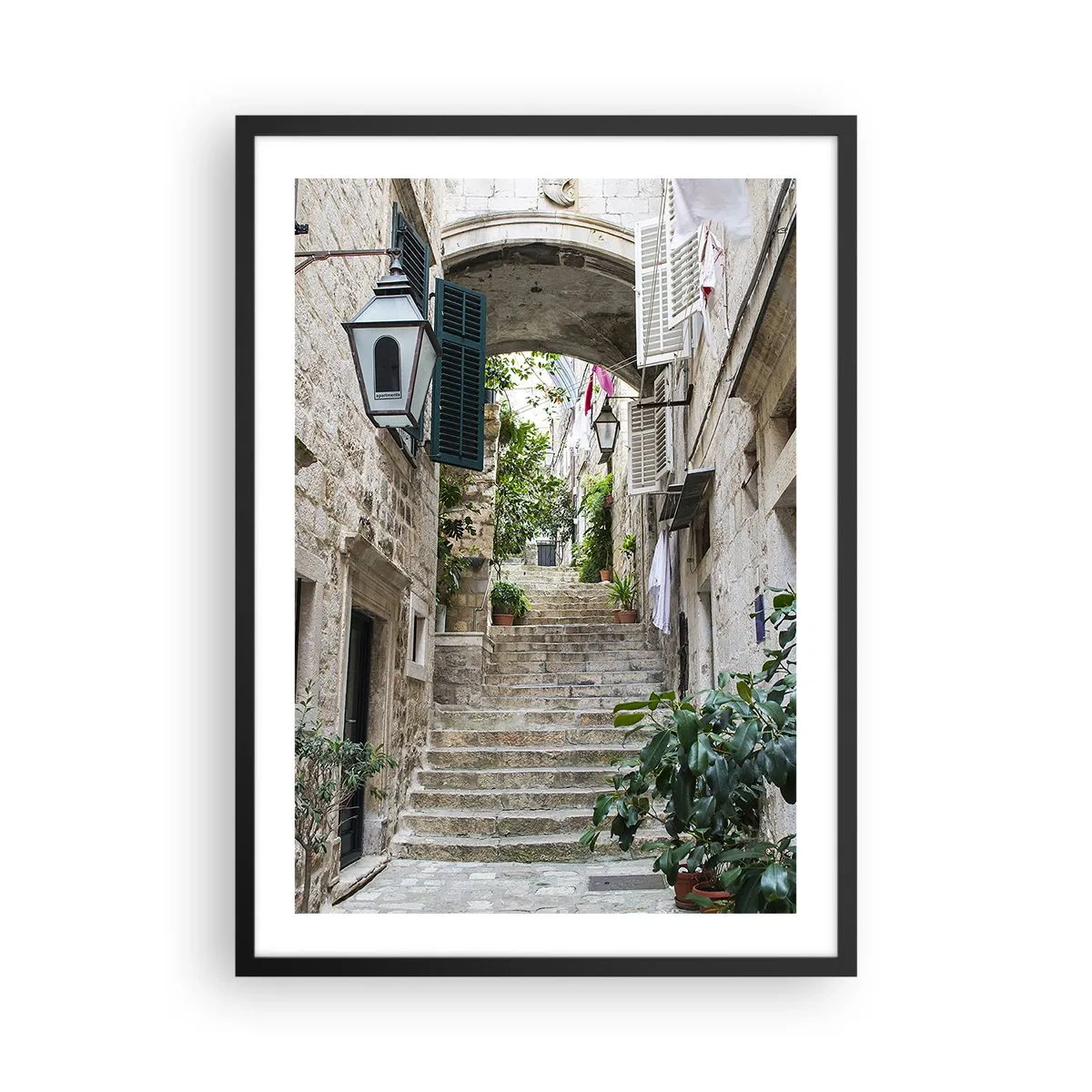 Plakat w czarnej ramie - Urokliwy zaułek - Malownicza kamienna uliczka ze schodami i roślinnością - 50x70cm
