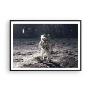 Plakat w czarnej ramie - Astronauta na powierzchni Księżyca z Ziemią w tle - 100x70cm - Pozdrowienia z Księżyca - Nowoczesna dekoracja ścienna do salonu i sypialni ARTTOR