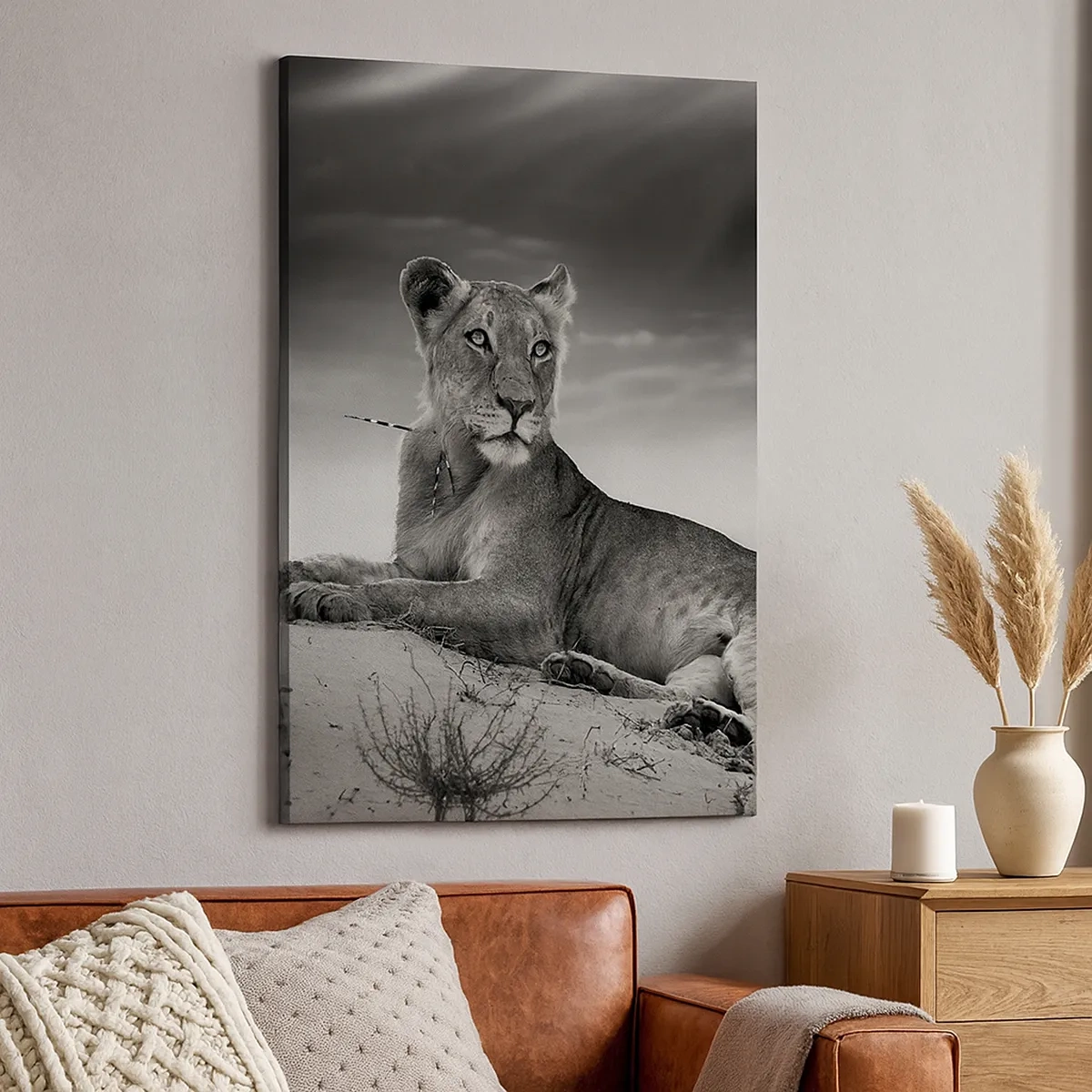 Obraz na płótnie - Lewica odpoczywająca na pustyni w monochromatycznej tonacji - 50x70cm - Odpoczynek królowej pustyni - Nowoczesna dekoracja ścienna do salonu, kuchni i sypialni ARTTOR